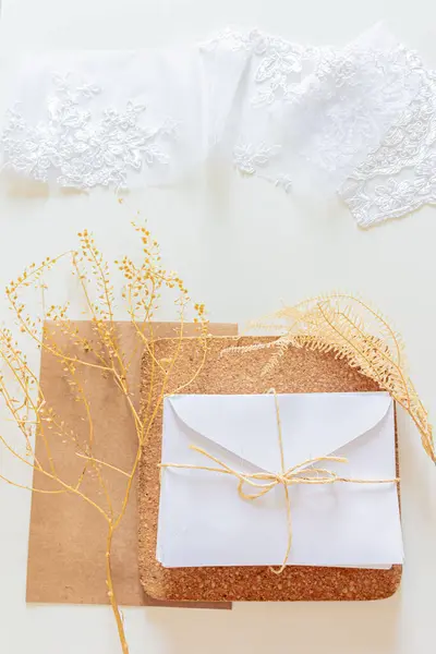 Béžové Svatební Pozvánky Bílá Obálka Sušené Květiny Krajkový Textil Sisalové — Stock fotografie