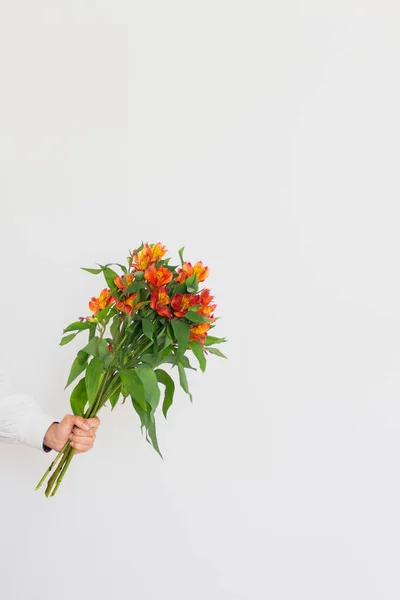 雌性手将橙花束放在白色的背景上 春花概念 — 图库照片