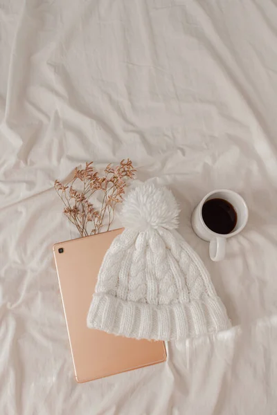 秋天的作文 一杯咖啡躺在米黄色的亚麻布床上 还有一个玫瑰金片 生活方式 时尚季节观念 — 图库照片
