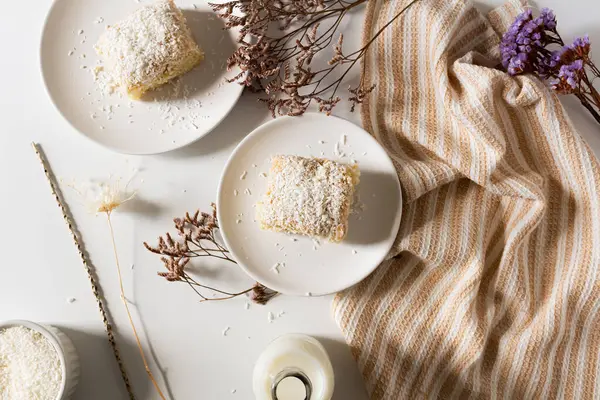 Delicioso Pastel Coco Para Desayuno Composición Acogedora Beige Con Flores —  Fotos de Stock
