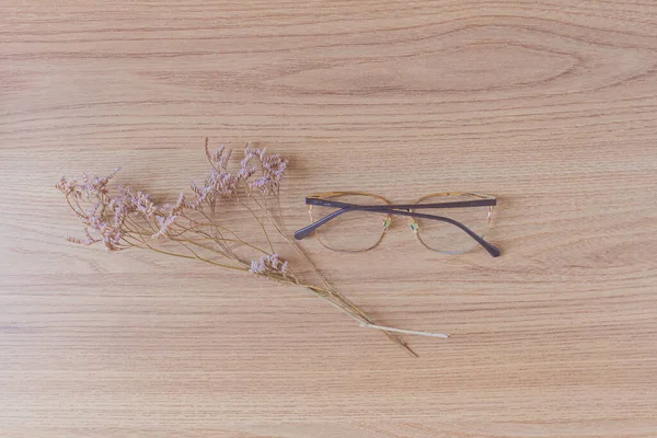 Brille Mit Fliederblumen Auf Holztisch — Stockfoto