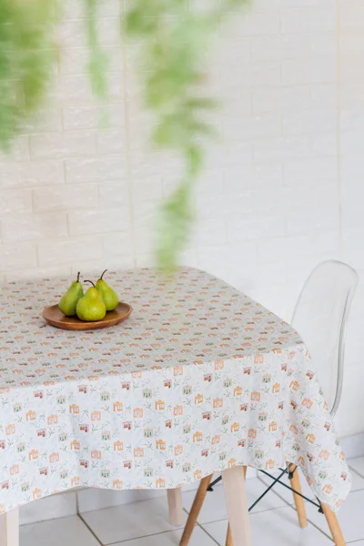 桌上盘子里有三颗绿色梨 — 图库照片