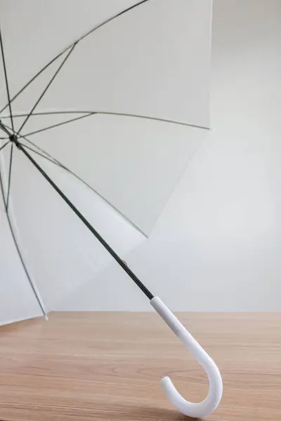 白い傘を白い背景にクロップしたショット ミニマリズムコンセプト — ストック写真