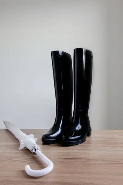 Чёрные Сапоги Белый Зонтик Концепция Дождливого Дня — стоковое фото