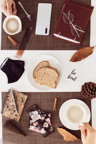 Bir Çiftin Üst Görüntüsü Arkadaşlarının Kahvaltlarını Kahve Maskeyle Beyaz Masada — Stok fotoğraf