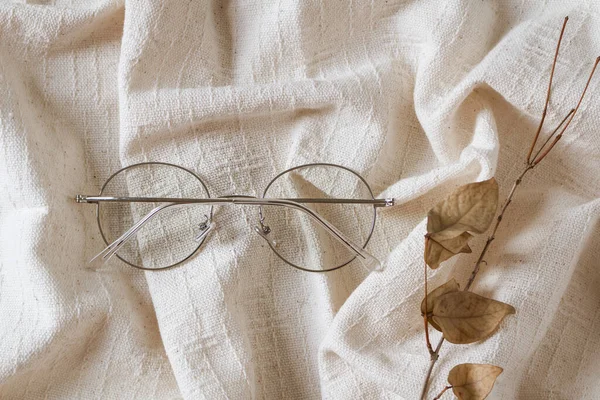 Draufsicht Auf Gläser Mit Getrockneten Blättern Auf Weißem Baumwollstoff — Stockfoto