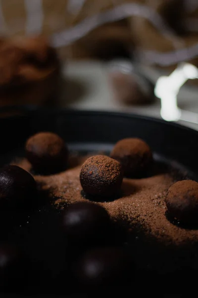 Шоколадные Трюфели Покрытые Какао Порошком Кастрюле Вкусный Десерт — стоковое фото