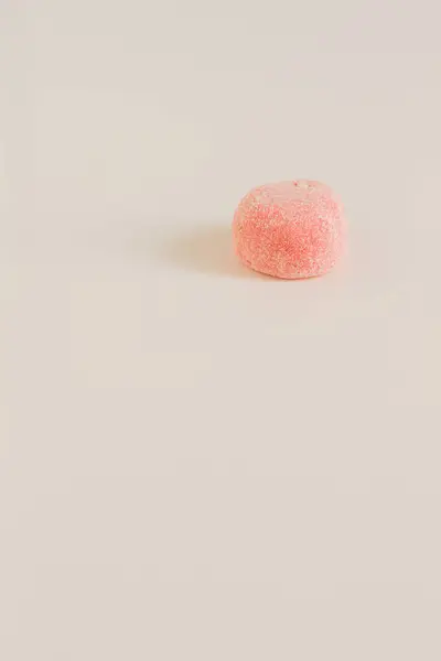 Heerlijke Roze Snoep Geïsoleerd Witte Achtergrond — Stockfoto
