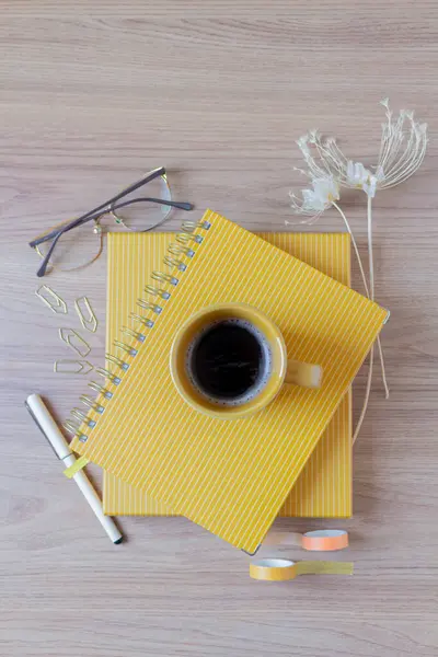 Bir Fincan Kahve Planlamacılar Kalemler Washi Kasetleri Ahşap Masadaki Yabani — Stok fotoğraf