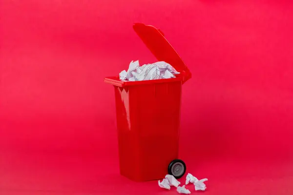 Kosz Śmieci Papierem Środku Czerwonym Tle Koncepcja Recyklingu — Zdjęcie stockowe