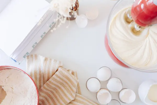 Mutfak Eşyaları Beyaz Arka Planda Pasta Hazırlama Konsepti Yumurtalarla Mutfak — Stok fotoğraf