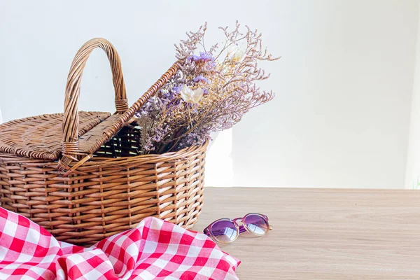 Picnic Basket Bunch Dried Flowers — Stock Photo, Image