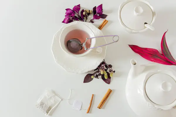 Xícara Composição Chá Gengibre Com Folhas Roxas Rosa Canela Filtro — Fotografia de Stock