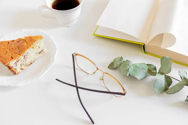 Утренний Завтрак Композиция Книгой Очки Кусок Торта Чашку Кофе — стоковое фото