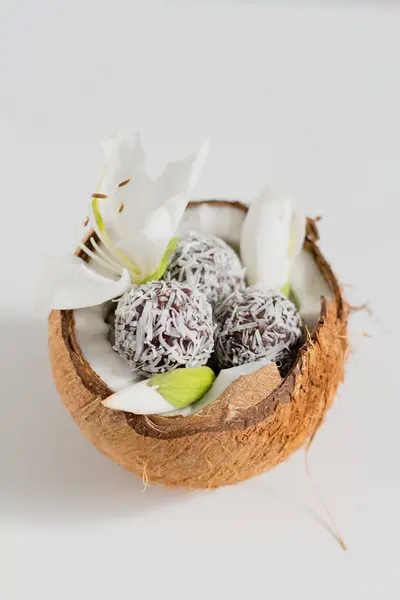 Doces Chocolate Coco Tigela Coco Decorado Com Flor Branca — Fotografia de Stock