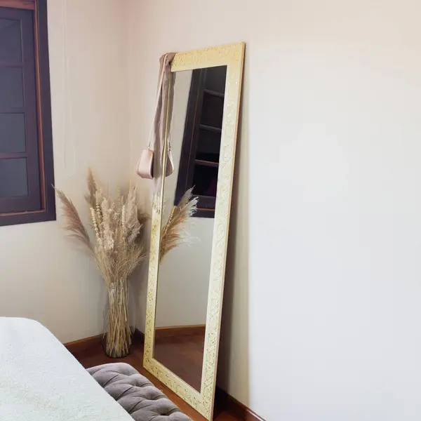带着镜子和干花束的时髦卧室 现代经典设计 — 图库照片