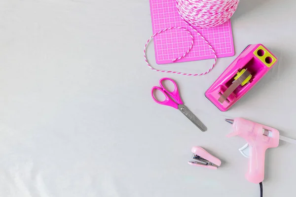 Ремесло Самое Необходимое Розовая Струна Ножницы Степлер Держатель Клейкой Ленты — стоковое фото