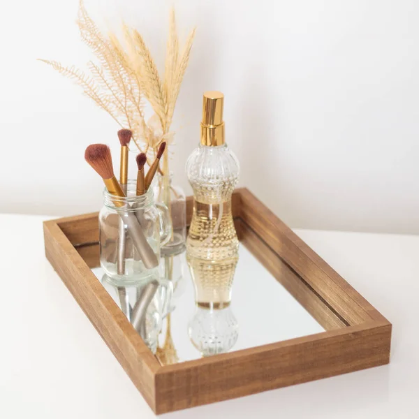 Make Borstels Gedroogde Plantenvaas Parfum Spiegelblad Esthetisch Minimalistische Beige Compositie — Stockfoto