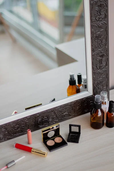 Zastřižený Záběr Zrcadla Kosmetickou Soupravou Složení Make Upu Moderní Klasický — Stock fotografie