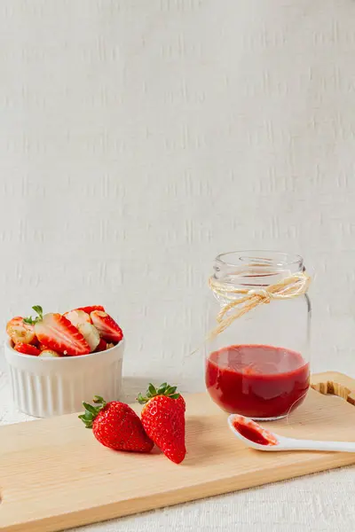 Strawberry Marmalade Jar Tiny White Poon Some Jam Fresh Strawberries — Stock Photo, Image