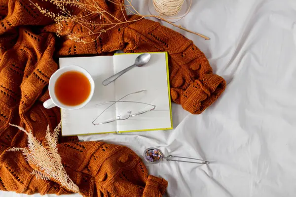 女性时尚作曲 温暖的女性羊毛衫 白色床单背景下的茶 秋季作文 — 图库照片