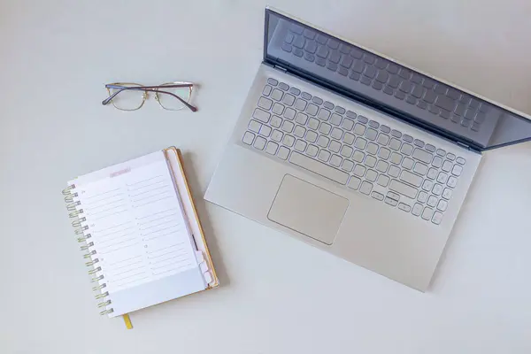 Moderner Schreibtisch Arbeitsplatz Mit Laptop Notizbuch Und Schreibwaren Auf Weißem — Stockfoto