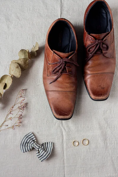 男人典雅的配饰木制底座上的棕色鞋子 筹备婚礼的概念 — 图库照片