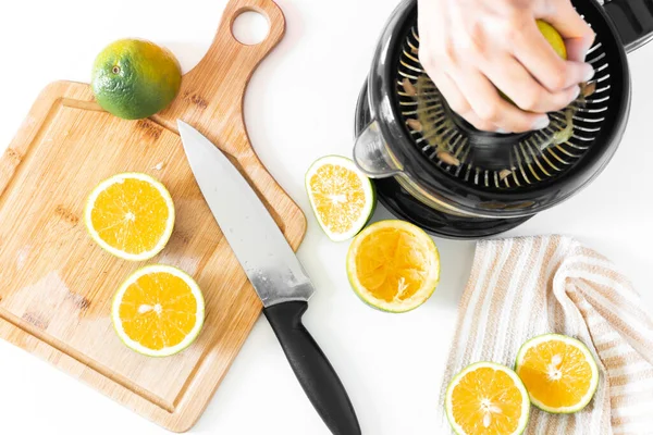 Rauwe Sinaasappels Sapcentrifuge Witte Achtergrond Vers Gezond Fruit Concept — Stockfoto