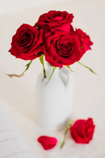 Rosa Rossa Fiori Vaso Sfondo Beige — Foto Stock