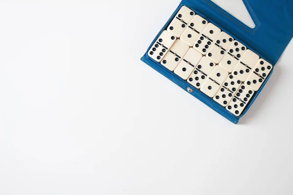 Vintage Domino Öppen Blå Låda Vit Bakgrund — Stockfoto