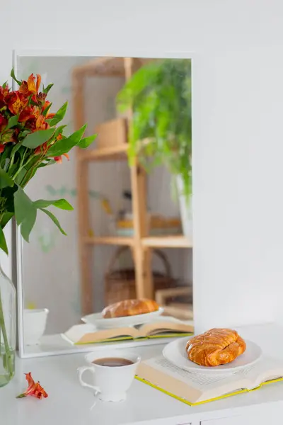 Petit Déjeuner Matinal Avec Croissants Sur Livres Ouverts Tasses Thé — Photo