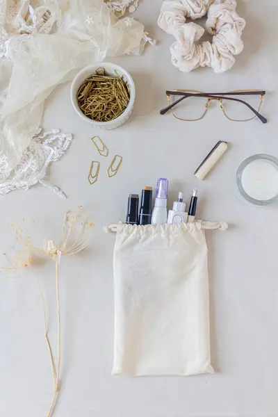 Defteri Bardaklar Kalemler Kır Çiçekleri Buketi Beyaz Arkaplandaki Sabit Eşyalarla — Stok fotoğraf