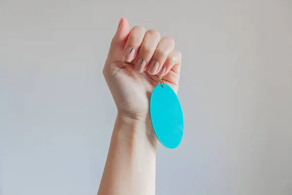 Vrouwelijke Hand Met Sleutelhanger Nieuw Huis Modeconcept — Stockfoto