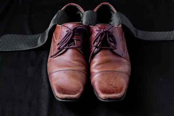 Männlich Elegante Accessoires Braune Schuhe Auf Schwarzem Hintergrund Mit Gepunkteter — Stockfoto