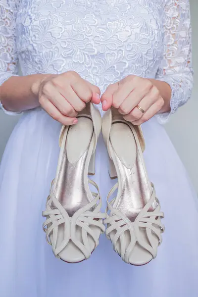 Young Pretty Bride Holding Shoes — Stock Photo, Image