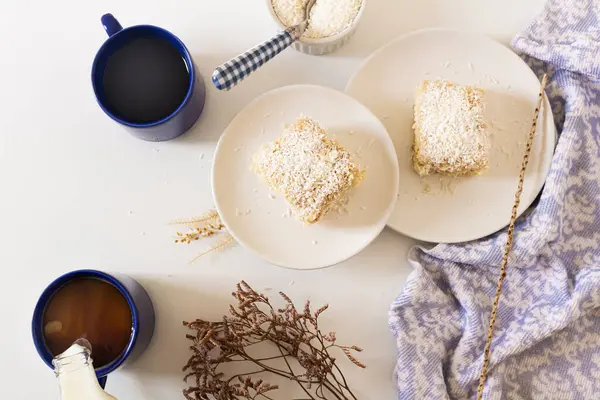 Kahvaltının Güzel Manzarası Hindistan Cevizli Kek Tabaklar Fincanlar Dolusu Kahve — Stok fotoğraf