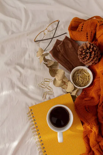 秋天的作文 米色亚麻布床和一杯 生活方式 时尚季节观念 — 图库照片