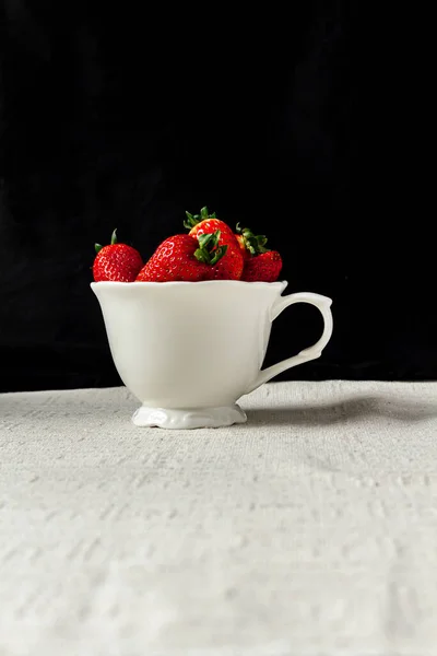 一杯红白相间的茶中的草莓 — 图库照片