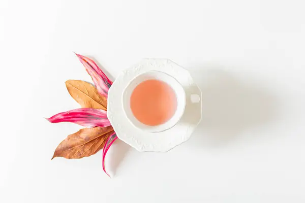 Вид Зверху Чашки Імбирного Чаю Фіолетовим Рожевим Листям Білому Тлі — стокове фото