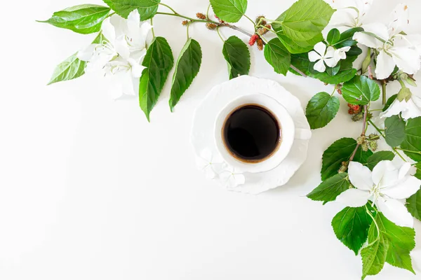 Weiße Tasse Mit Frischem Schwarzen Kaffee Dekoriert Mit Grünen Blättern — Stockfoto
