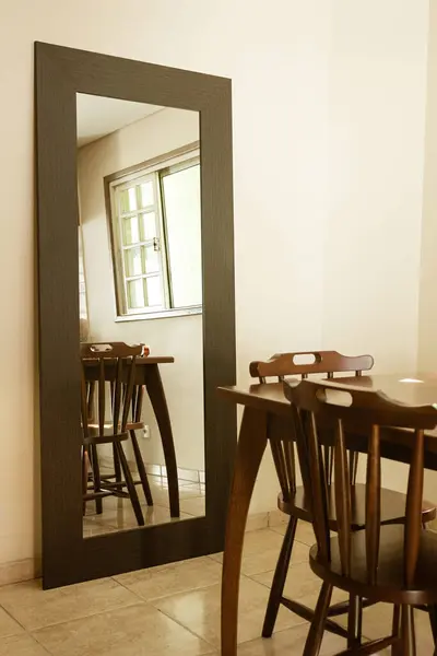 Büyük Bir Aynası Kahverengi Masası Sandalyeleri Olan Rahat Bir Oturma — Stok fotoğraf