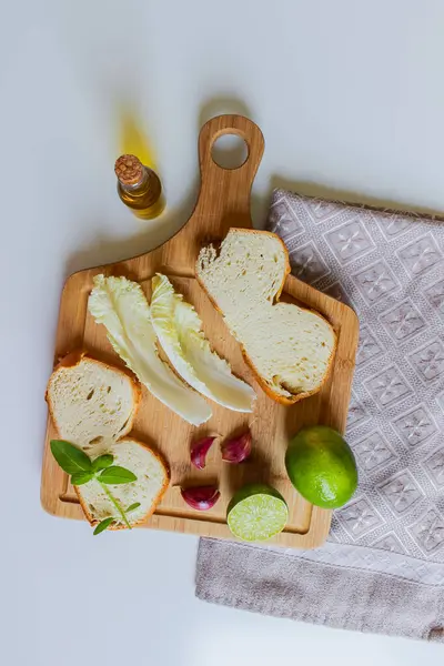 Středomořská Kuchyně Řezací Prkno Připravené Udělat Dobrý Salát Následuje Chlebem — Stock fotografie
