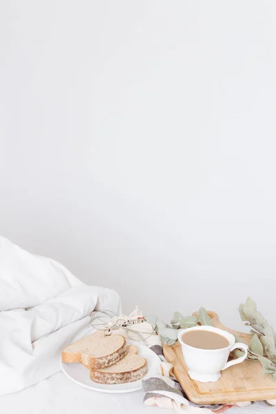 早上浪漫的早餐概念与切片面包与一杯咖啡在床上 — 图库照片