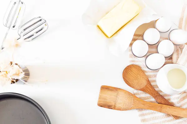 Mutfak Eşyaları Beyaz Arka Planda Pasta Hazırlama Konsepti Ahşap Kap — Stok fotoğraf