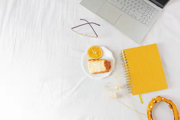 Schreibtischrahmen Für Das Home Office Mit Laptop Orangefarbenem Stück Kuchen — Stockfoto