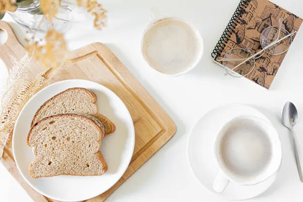 Morgens Frühstück Mit Frischen Brotscheiben Und Leckerem Kaffee — Stockfoto