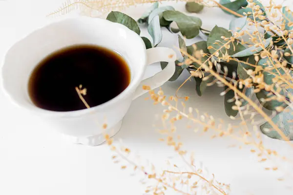 Morgenroutine Konzept Tasse Kaffee Und Getrocknete Eukalyptusblätter — Stockfoto