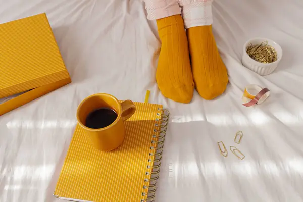 Eine Frau Schlafanzug Eine Tasse Kaffee Auf Dem Bett Mit — Stockfoto