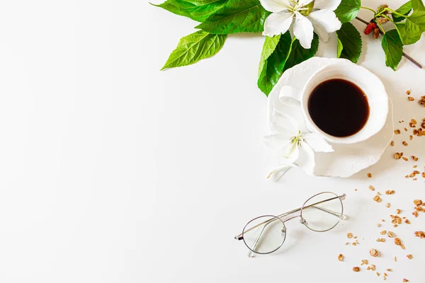 Vista Superior Xícara Café Preto Com Óculos Flores Brancas Folhas — Fotografia de Stock