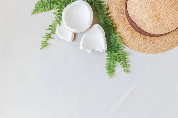 Chapéu Palha Coco Folhas Verdes Acessório Feminino Para Verão Conceito — Fotografia de Stock